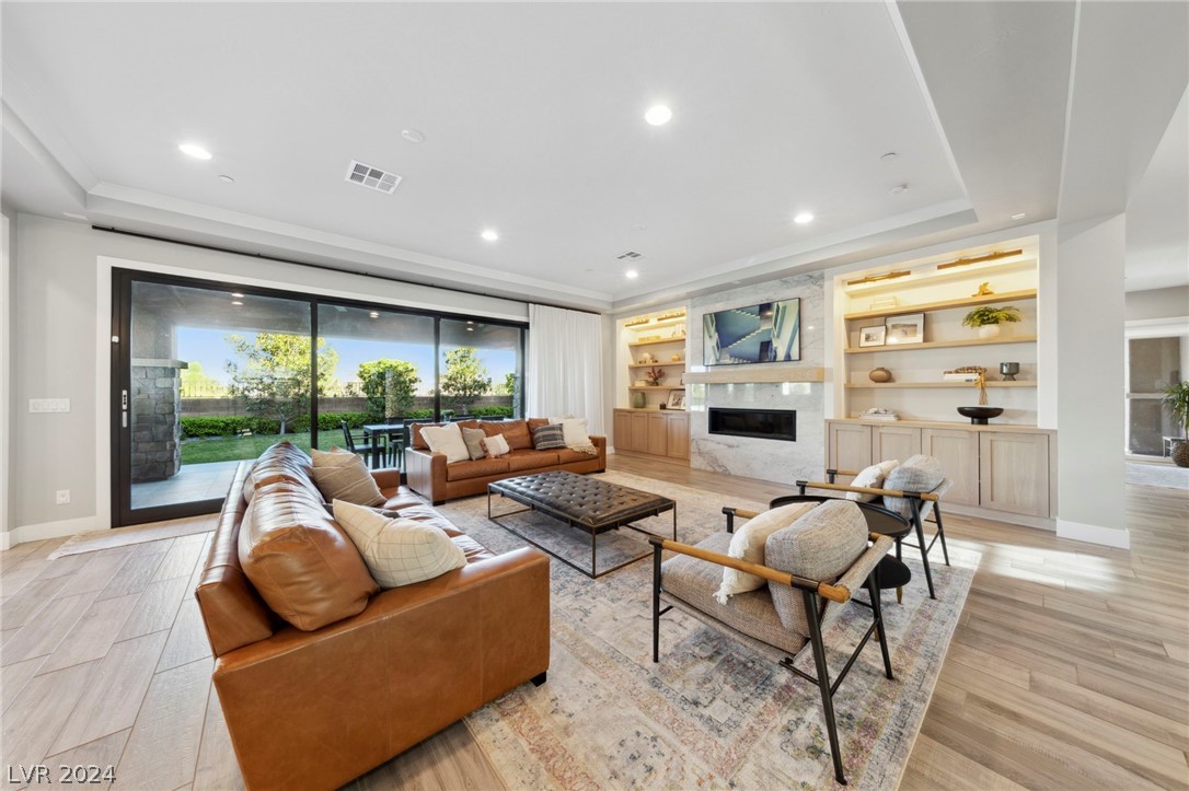 6272 Magnifico Circle living room