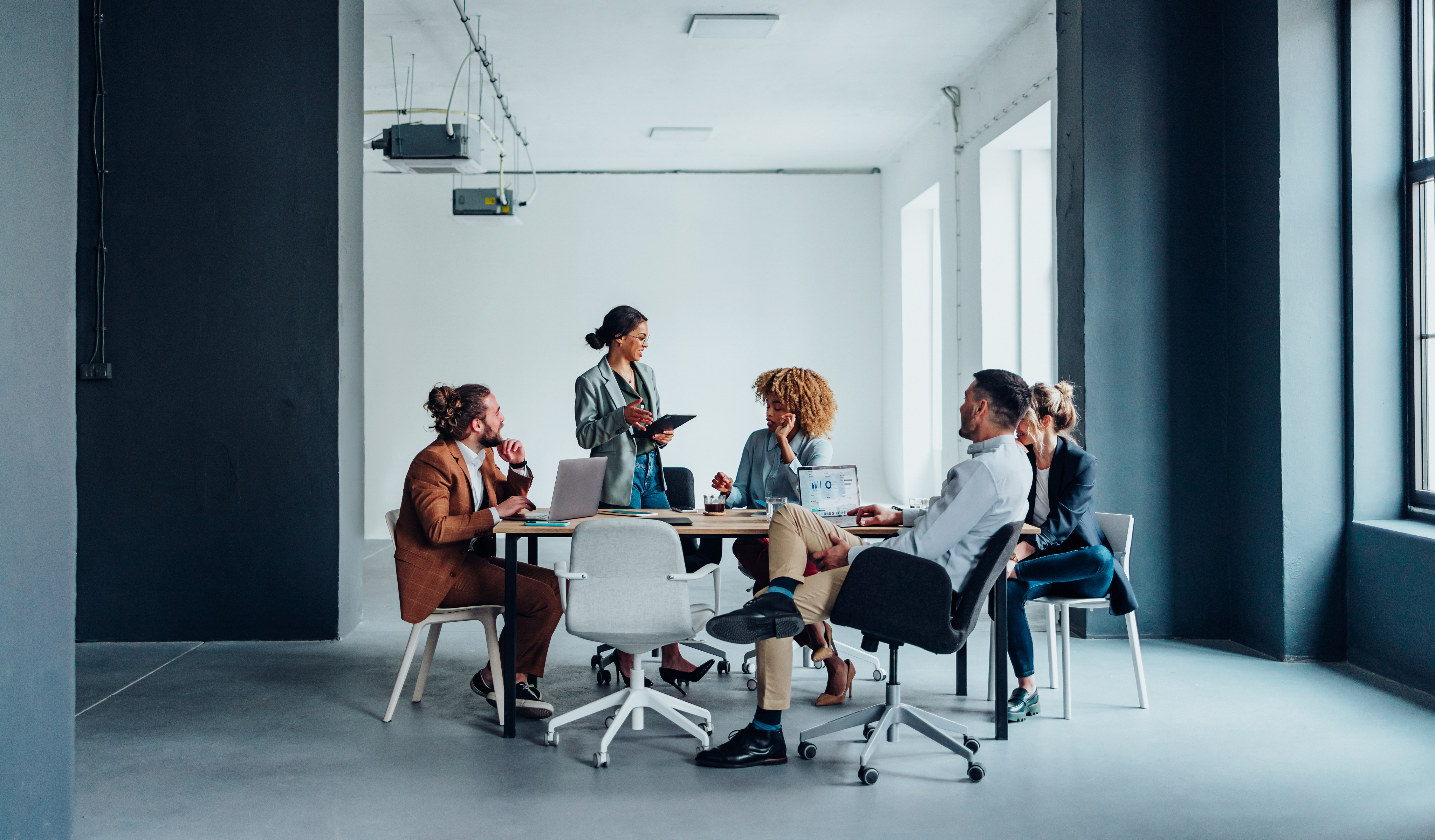 Agents meeting around a conference table